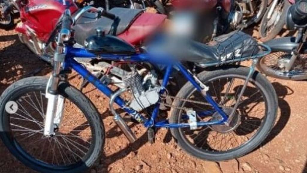 Adolescente de 15 anos é flagrado fazendo manobras de moto em SC