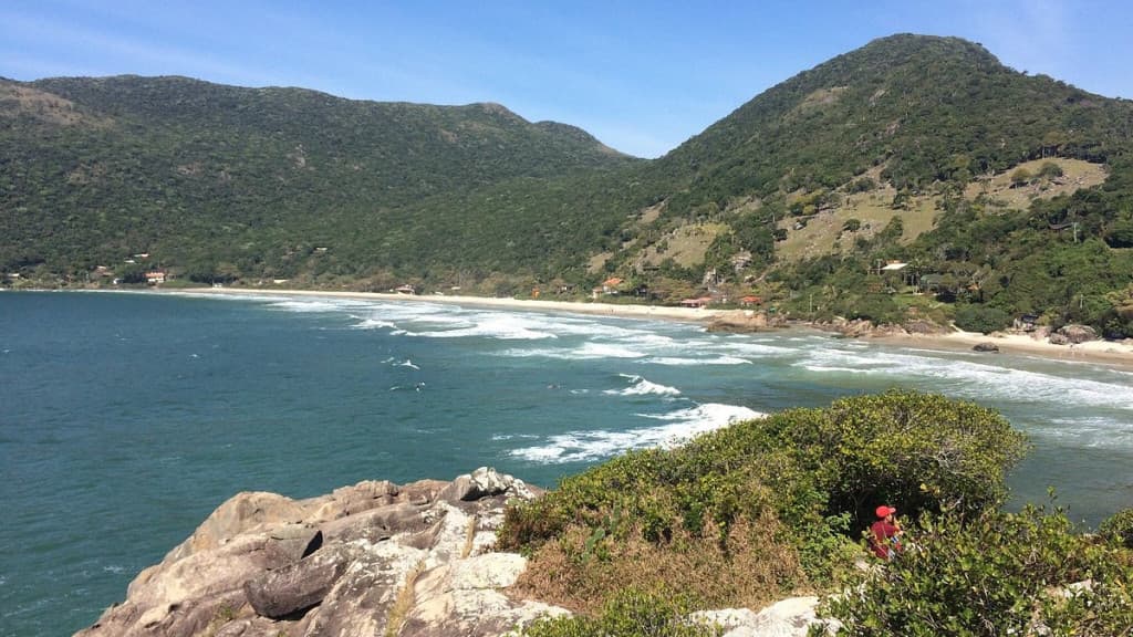 Embarcação naufraga em praia de Florianópolis