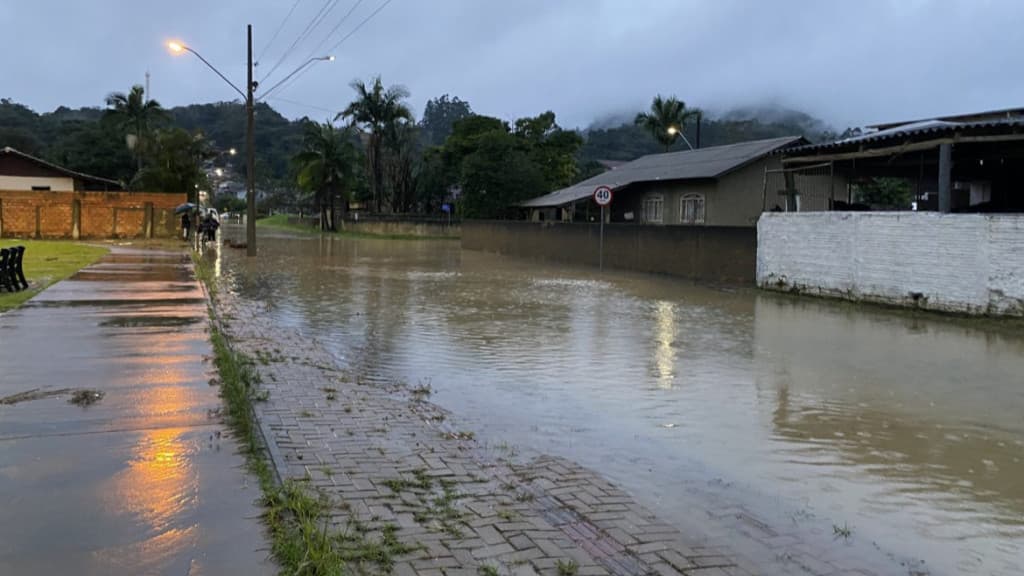 Defesa Civil de Rio do Sul abre abrigos devido a risco de enchente