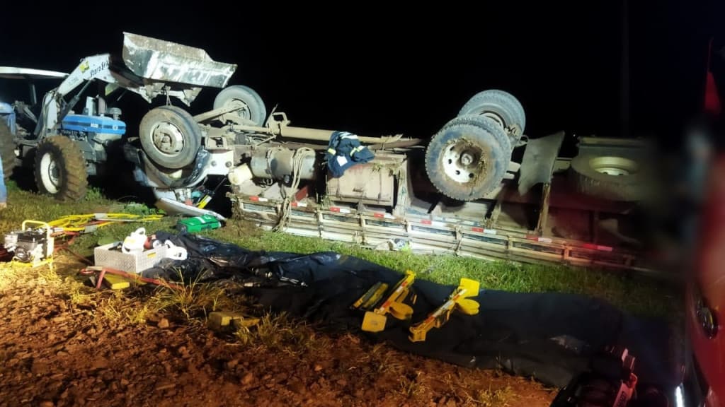Tombamento de caminhão mata adolescente de 15 anos em SC