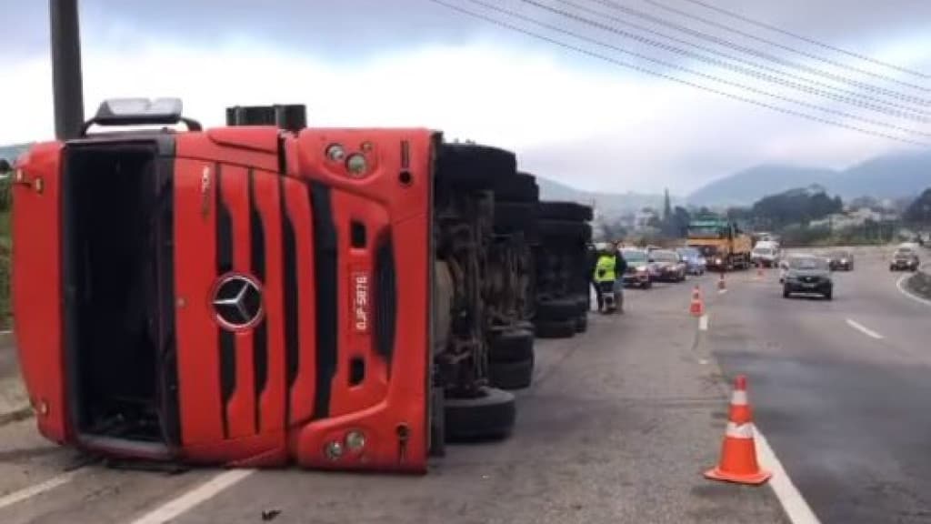Carreta tomba no Morro do Boi e interdita trânsito