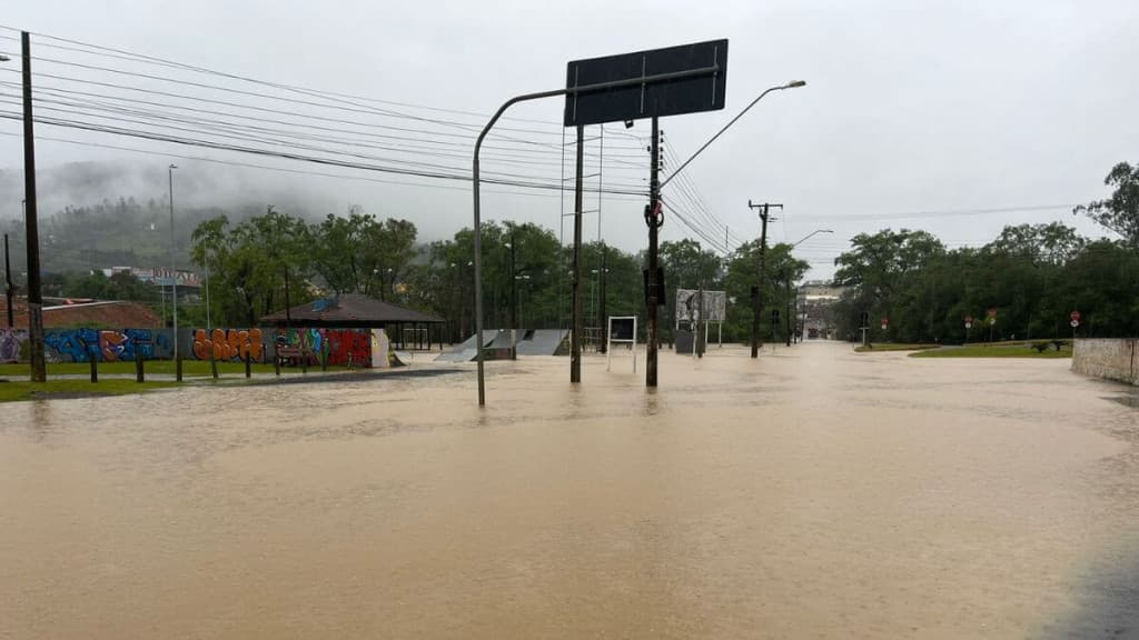 Mais de 12 mil pessoas estão desabrigadas em Santa Catarina