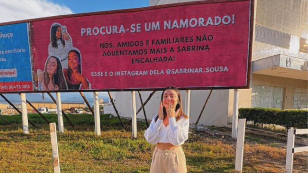 VÍDEO: Jovem de Palhoça tem outdoor inusitado feito por familiares para encontrar namorado