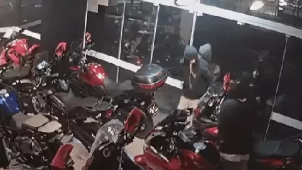 Motos avaliadas em R$ 150 mil são recuperadas após quadrilha invadir loja