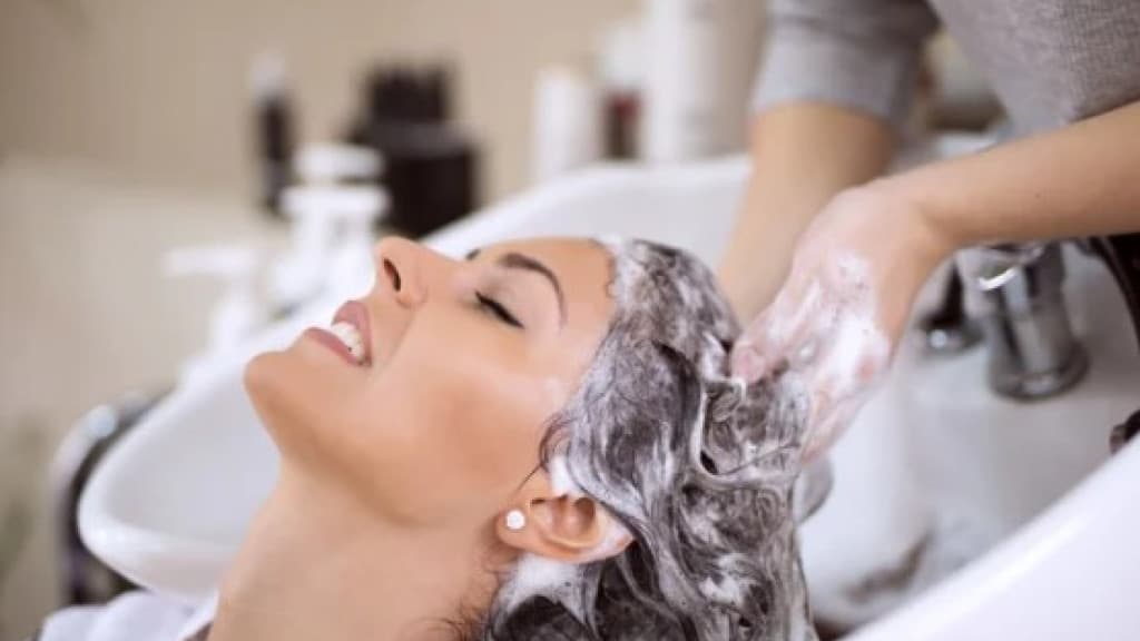 Mulher que ficou careca após pintar cabelo será indenizada