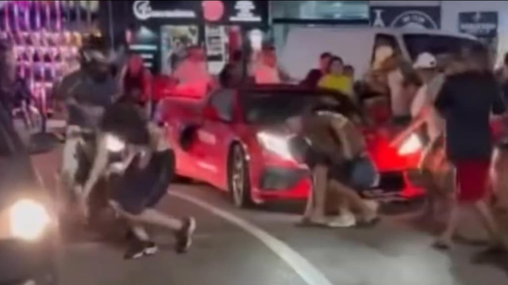 Pessoas se arriscam por dinheiro jogado em avenida de Balneário Camboriú