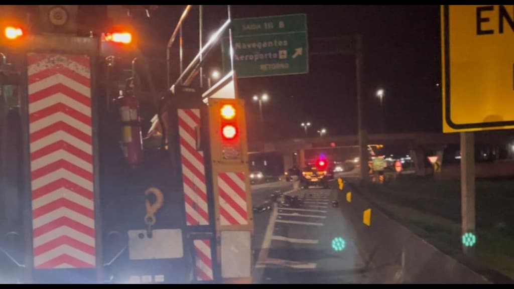 Mulher morre atropelada por caminhão na BR-101, em Navegantes