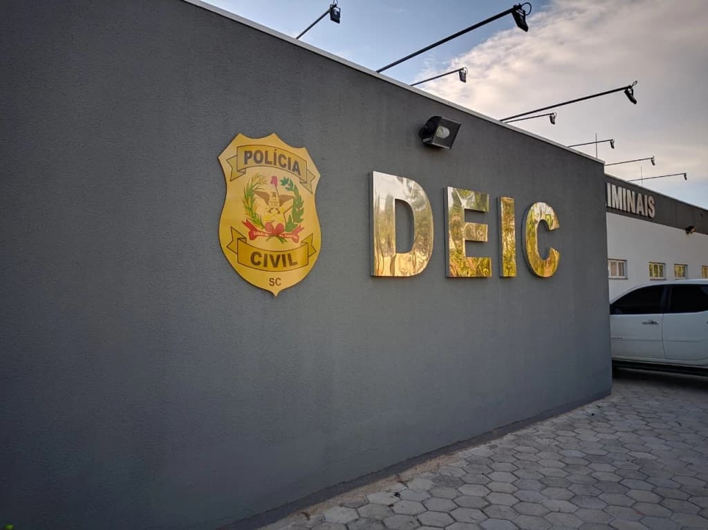 Homem é preso por pornografia infantil em SC após denúncia internacional