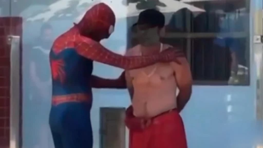 VÍDEO: Homem-Aranha impede assalto em Itapema