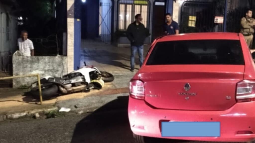 Jovem morre após colisão entre carro e moto em Florianópolis