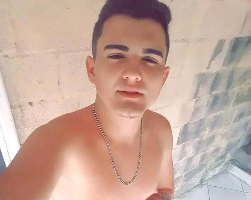 Acusada de matar namorado a facadas após discussão se entrega à polícia