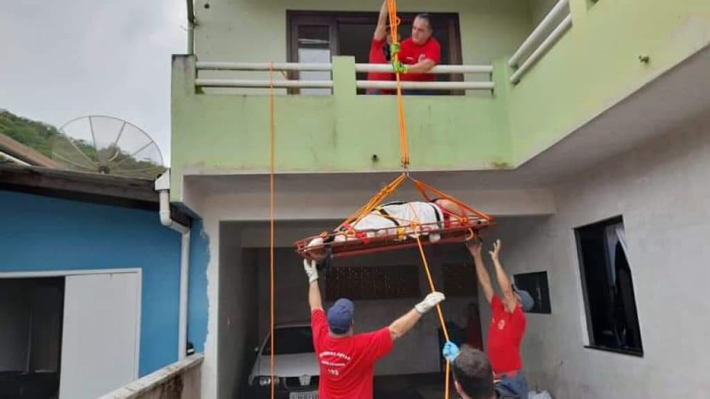 Gestante de risco é resgatada por bombeiros em operação arriscada