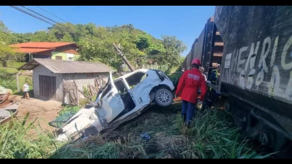 Carro com mãe e bebê é atingido por trem após falha mecânica