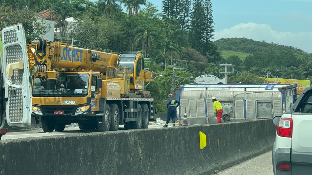 “Sem previsão de liberação”: fila na BR-101 em Biguaçu já passa de 20km