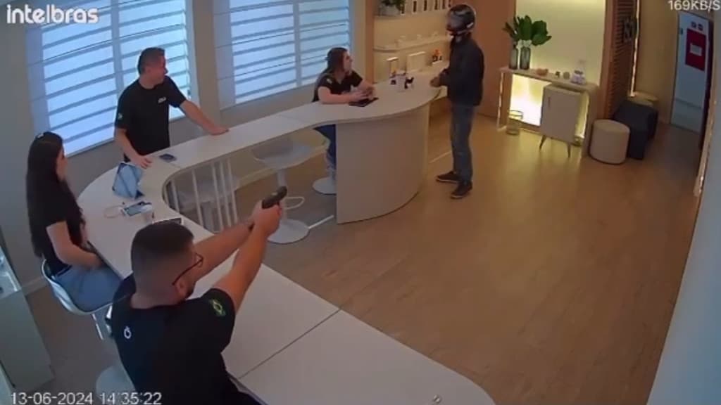 VÍDEO – Empresário reage e bandido é alvejado ao anunciar assalto; Sul lidera índice de armas legalizadas