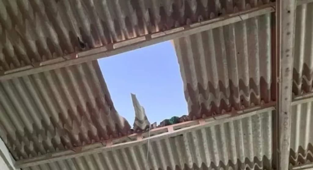 Trabalhador morre após telhado quebrar e despencar durante conserto