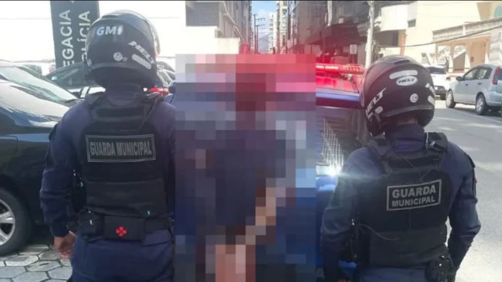 Morador de rua é contido por moradores após furtar celular na Meia Praia, em Itapema