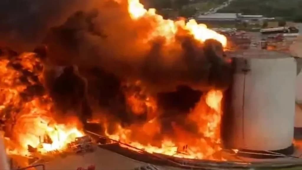 Bombeiros trabalham incansavelmente para combater incêndio em Chapecó