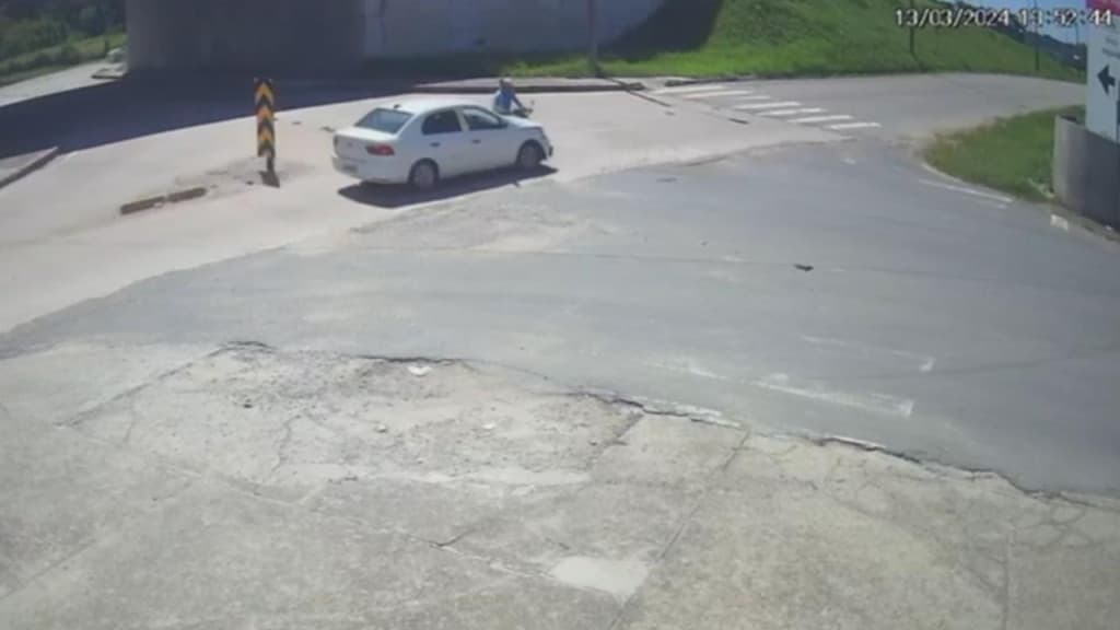 Motociclista é arremessado e “voa” após ser atingido por veículo em Barra Velha