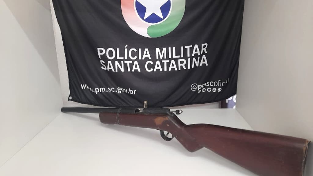Criança é encontrada brincando com espingarda artesanal na rua