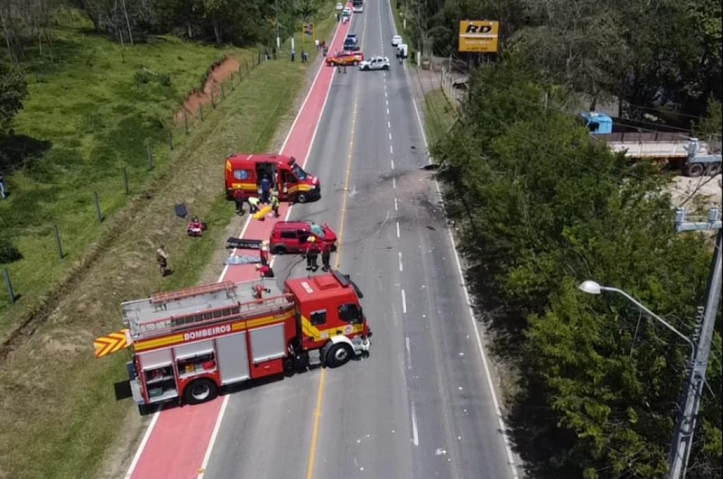 Homem morre após bater carro em poste