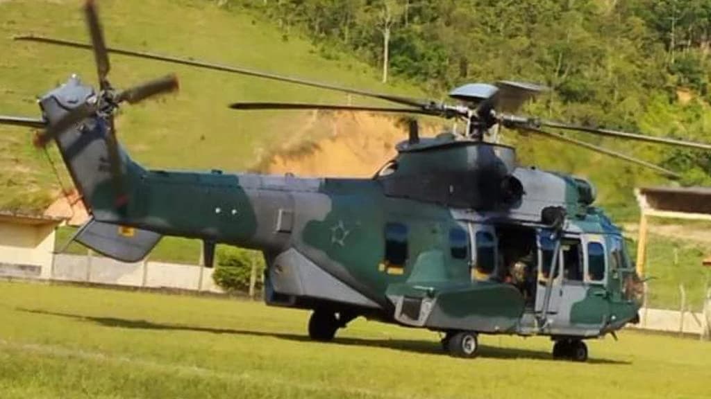 Destroços de aeronave são retirados pela FAB após acidente aéreo em Canelinha