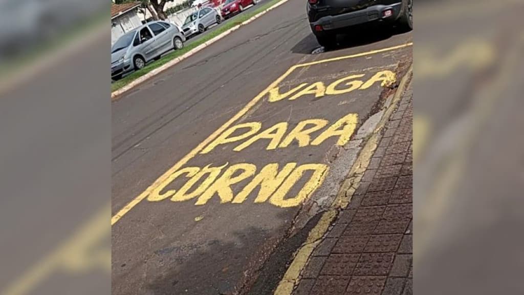 Morador usa pichação para evitar veículos em vaga imprópria: “vaga para corno”