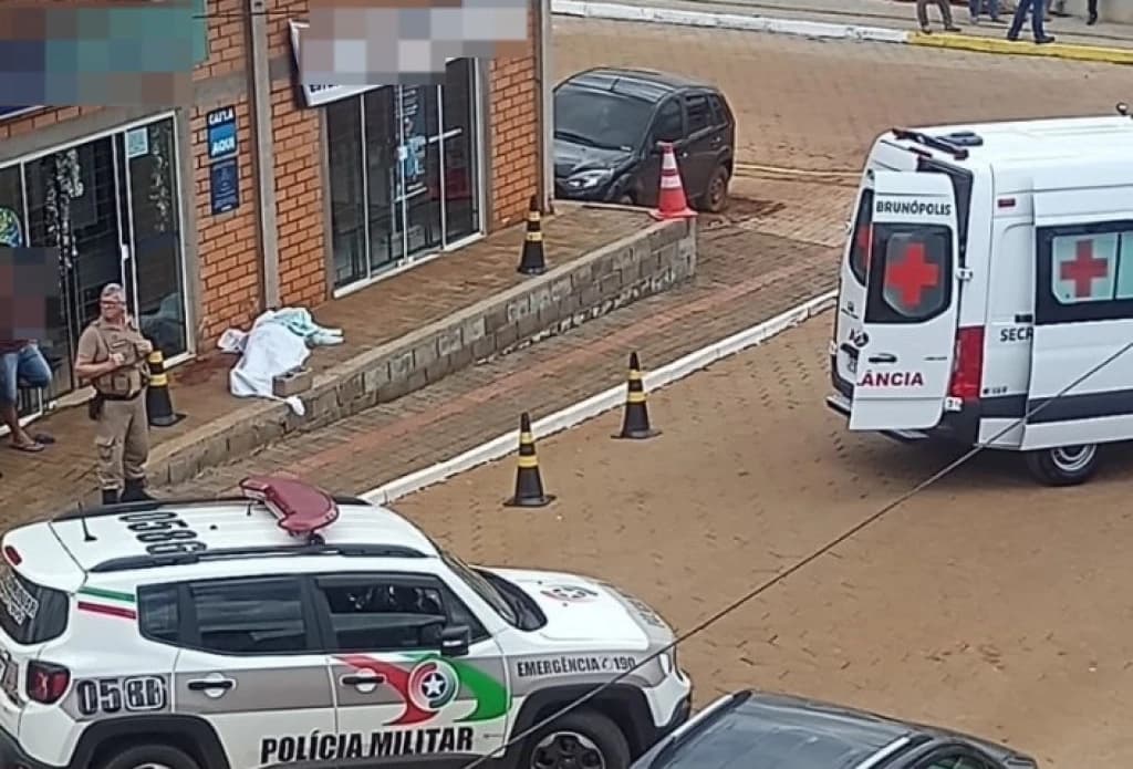 Homem é atacado na rua e morre com facada cravada no pescoço