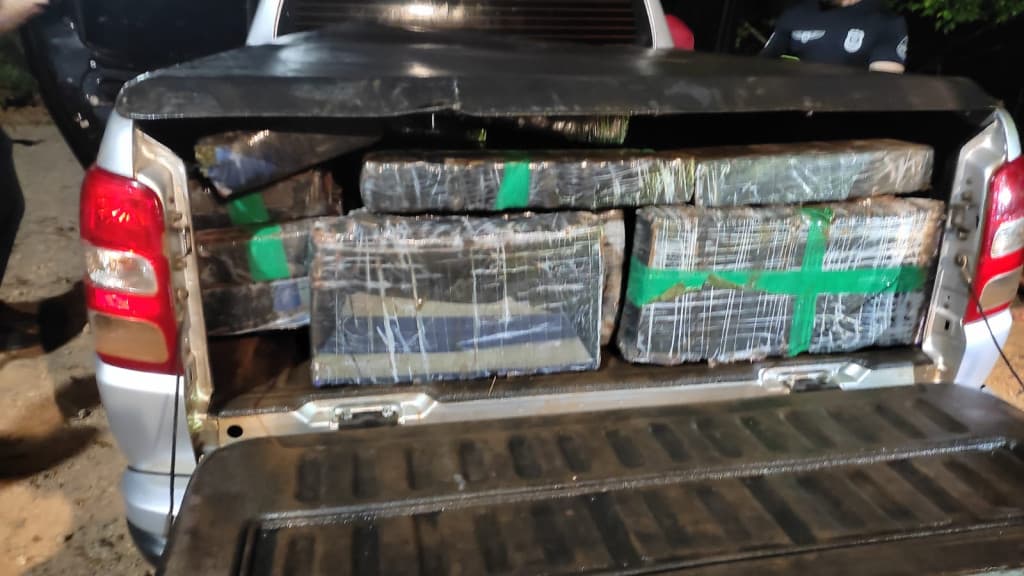 Homem atira carro no rio para fugir mas acaba preso com quase uma tonelada de maconha