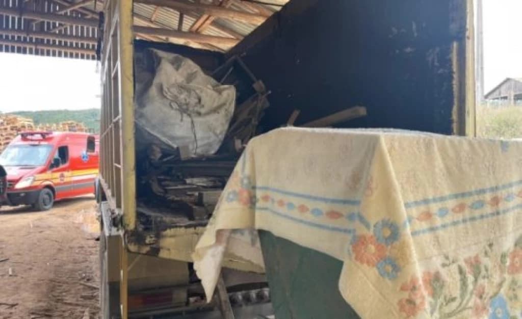 Homem morre após cair de cabeça em triturador em SC