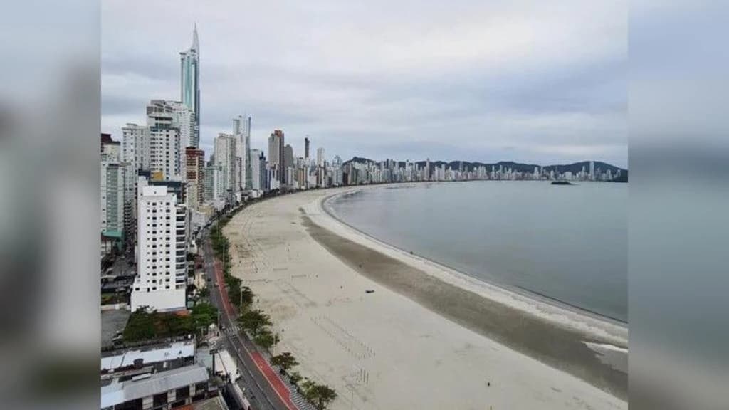 Lagoa se forma na Praia Central de Balneário Camboriú