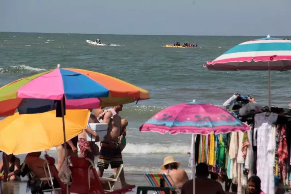 Vendedor ambulante é socorrido pelos bombeiros após sofrer convulsão em praia de BC