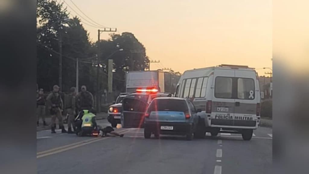 Homem tenta atropelar PM durante abordagem e acaba baleado