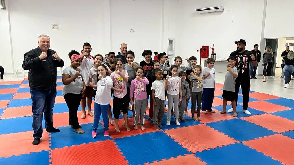 Aulas de violão, capoeira e dança são oferecidas gratuitamente em Tijucas