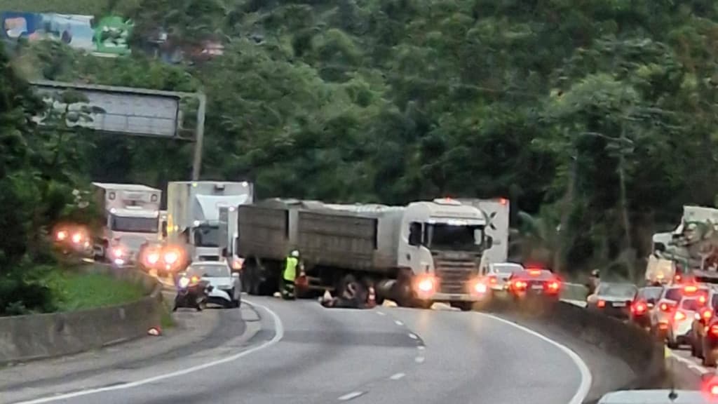 Colisão com fuga de veículo é registrada na BR-101, em Itajaí