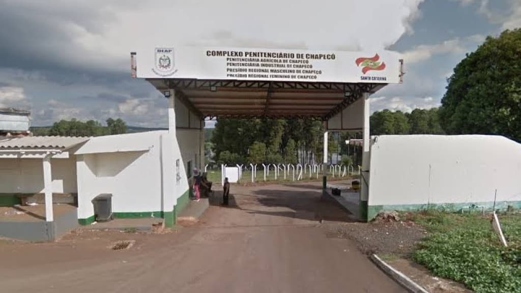 Presos agridem policial penal com barra de ferro e fogem, em SC