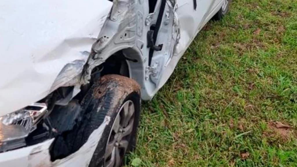 Mulher vai parar no hospital após colidir contra caminhão em Canelinha