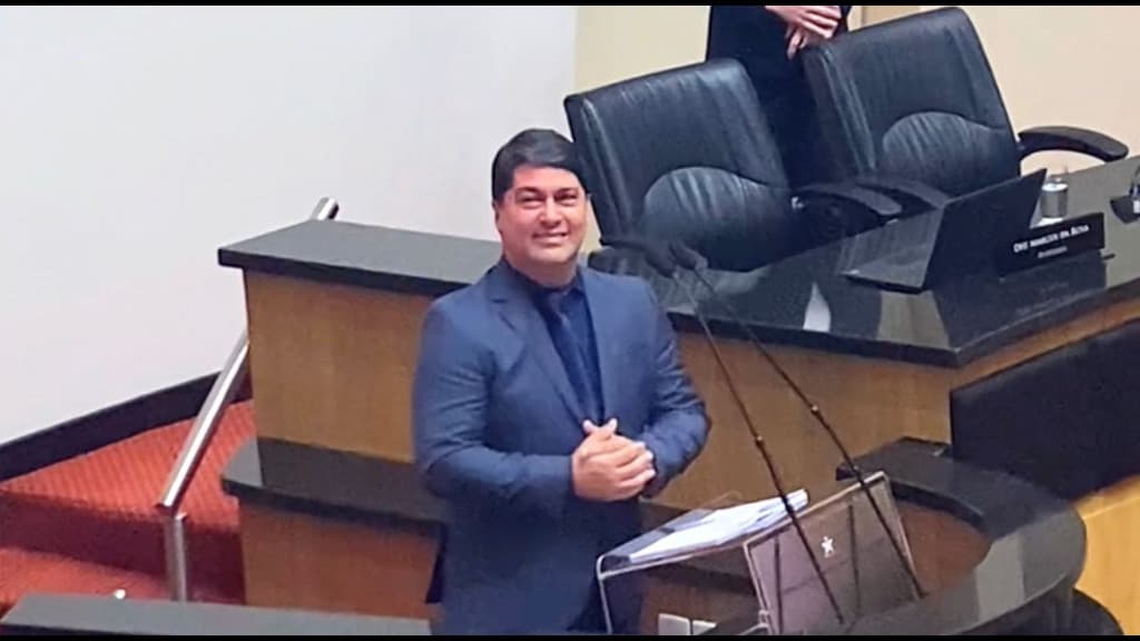 Ex-prefeito de Porto Belo se emociona ao tomar posse na Assembléia Legislativa
