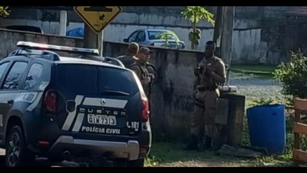 Enteada mata padrasto a facadas e chama a PM em SC