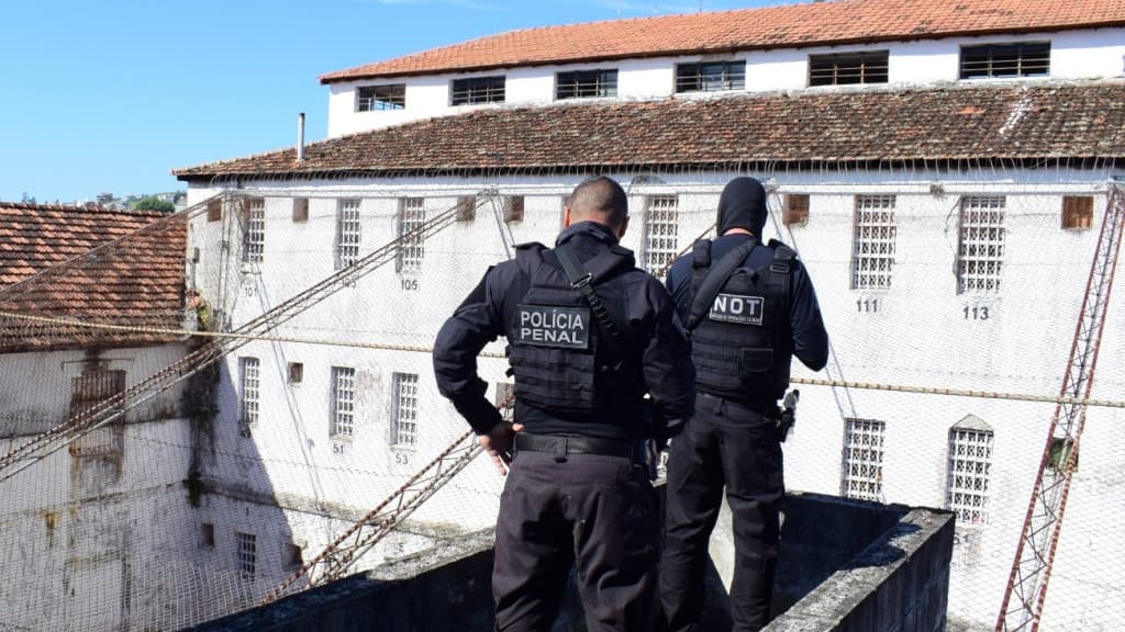 Governo de SC abre processo para punir policial penal que filmou presos comemorando a vitória de Lula
