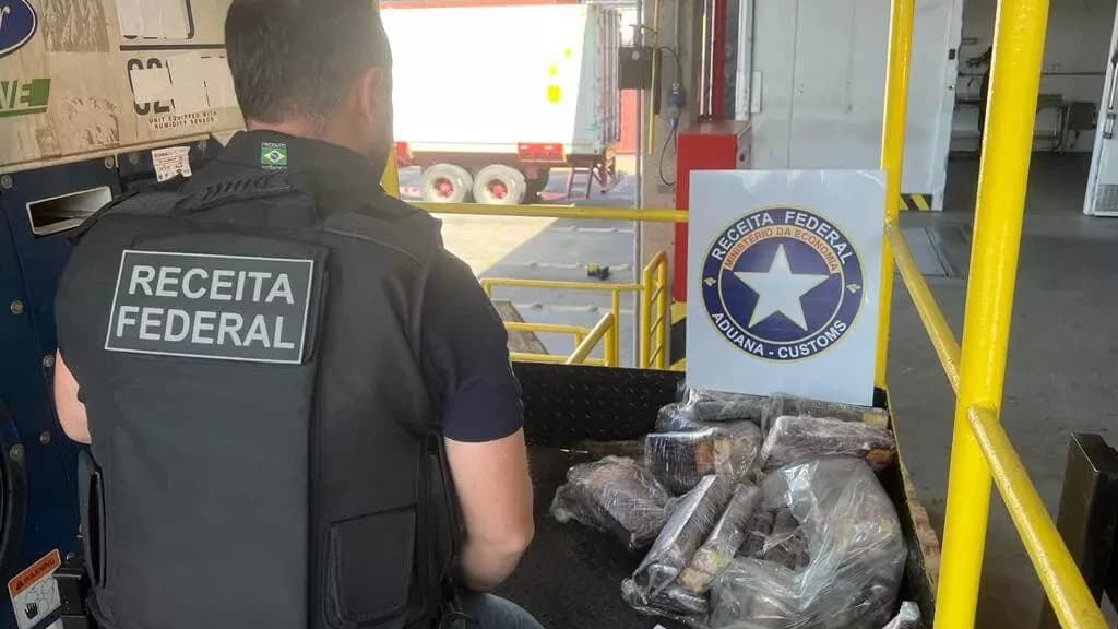 Carga milionária de cocaína é encontrada em contêiner de maçãs no porto de Navegantes