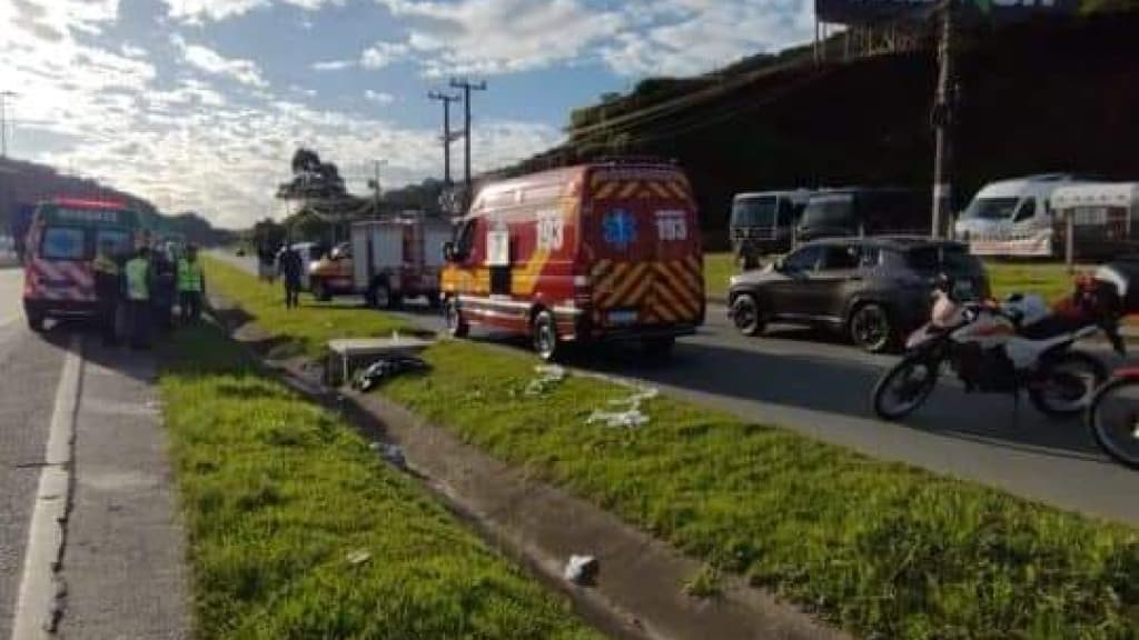 Sofá cai de caminhão guincho e atinge casal em motocicleta na BR-101 em BC