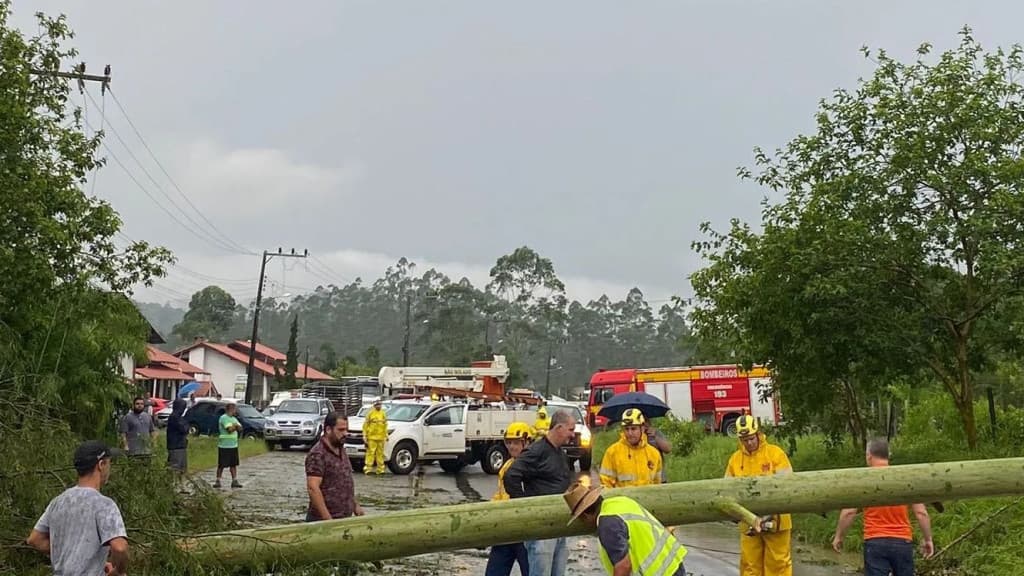 “Cenário de guerra”: tornado deixa rastro de distrito em São João Batista