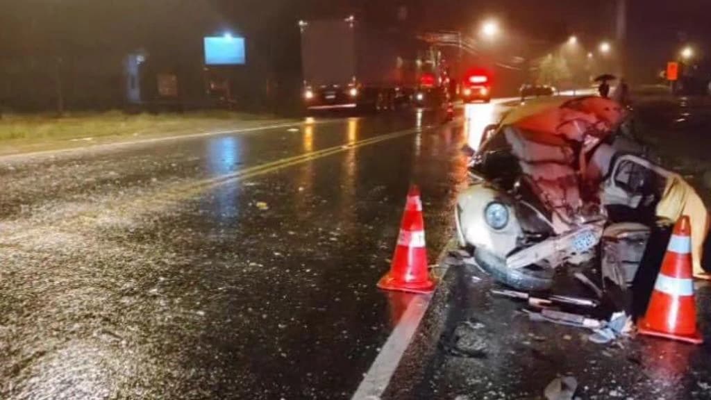 Tio e sobrinha morrem após fusca invadir pista contrária e bater em caminhão