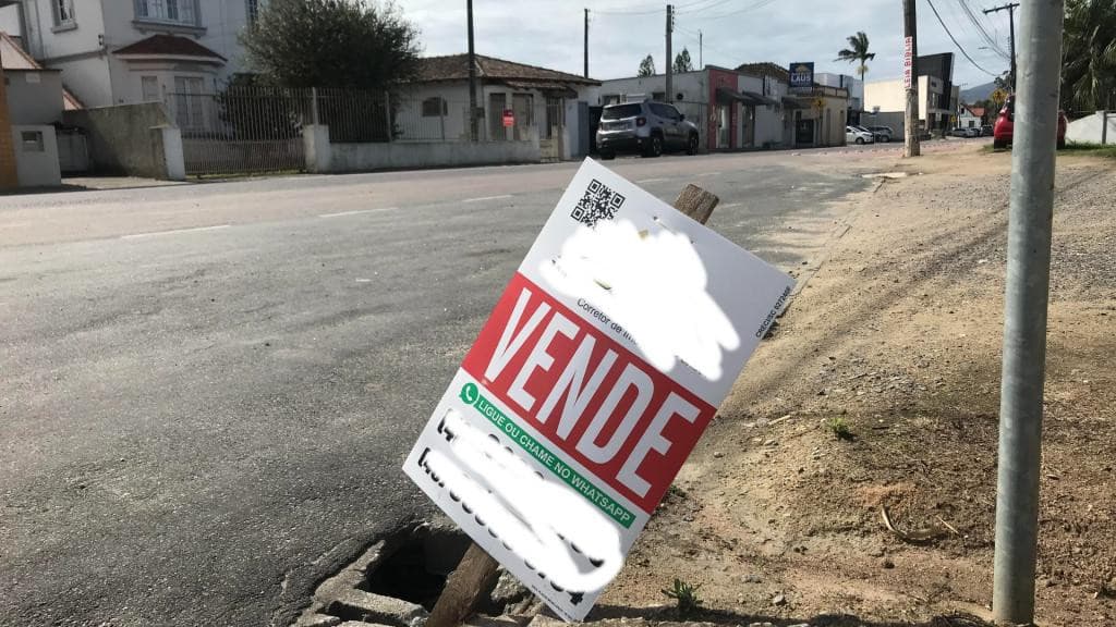 Moradores inovam e colocam placa de “vende-se” em bueiro de Tijucas