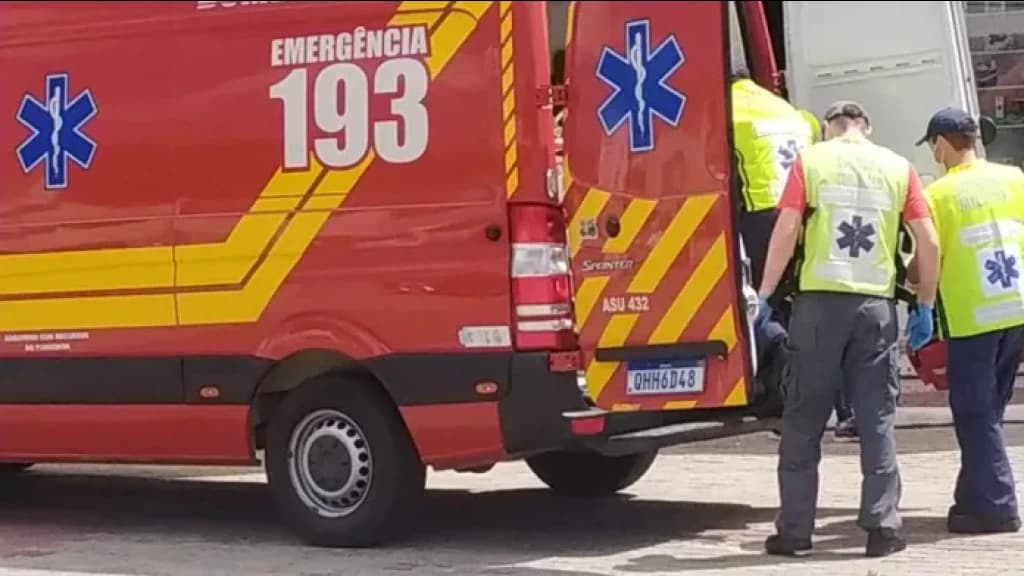 Criança é resgatada por bombeiros após se perder em mata