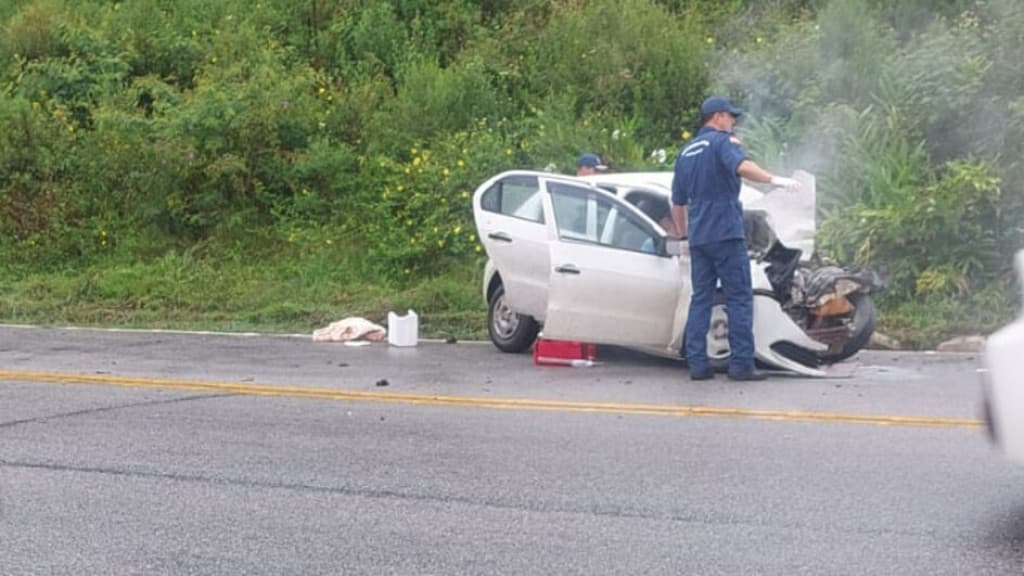 Grave acidente entre carro e caminhão deixa mortos na BR-282