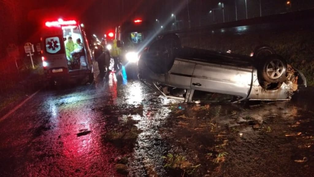Carro com bebê de 30 dias dentro capota na marginal da BR-101, em Araranguá