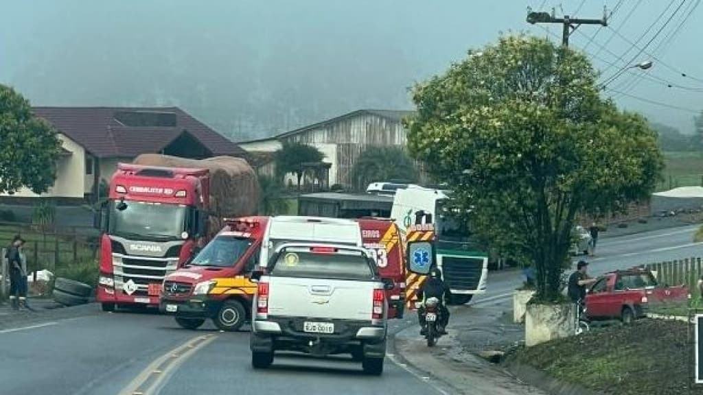 Pneu se desprende de caminhão e atinge motociclista na SC-110