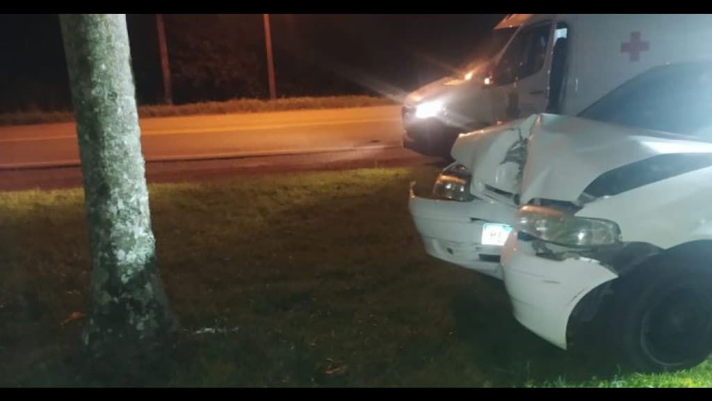 Homem morre após colidir contra árvore na BR-470, em Blumenau